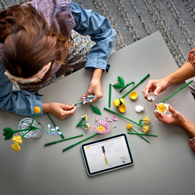 Bouquet di fiori estivi fotografia dall'alto del set lego in costruzione