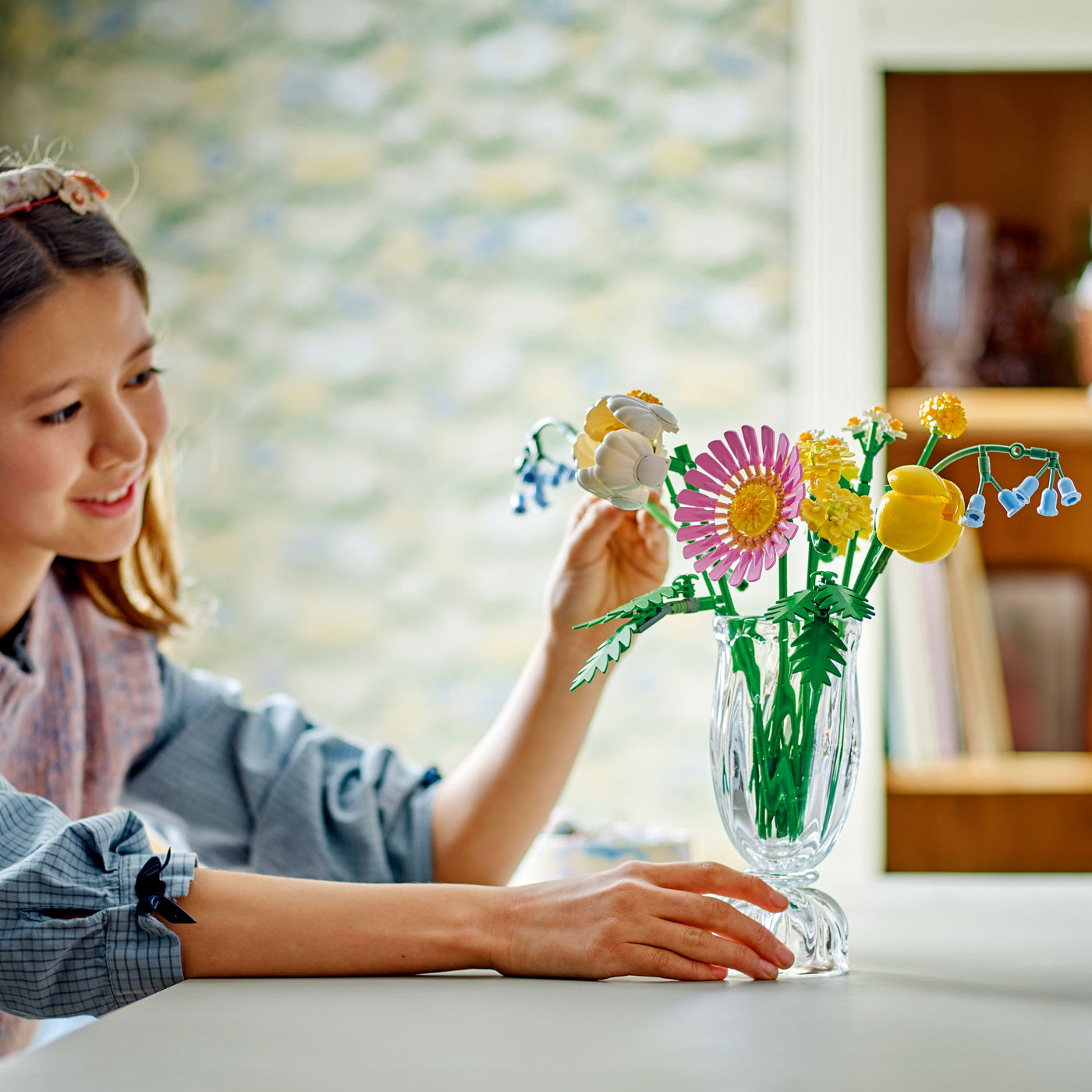 Bouquet di fiori estivi fotografia ragazza con set lego costruito da esposizione