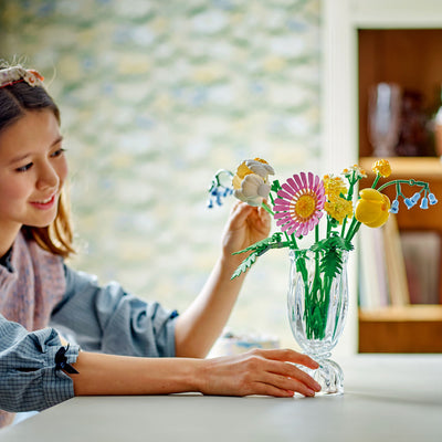 Bouquet di fiori estivi fotografia bambina che tiene il set in vaso da esposizione