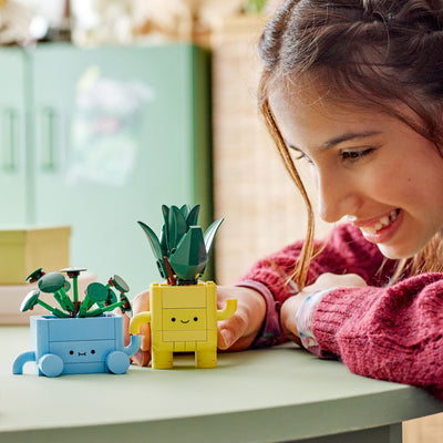 Piantine felici fotografia del set lego con ragazza che sorride