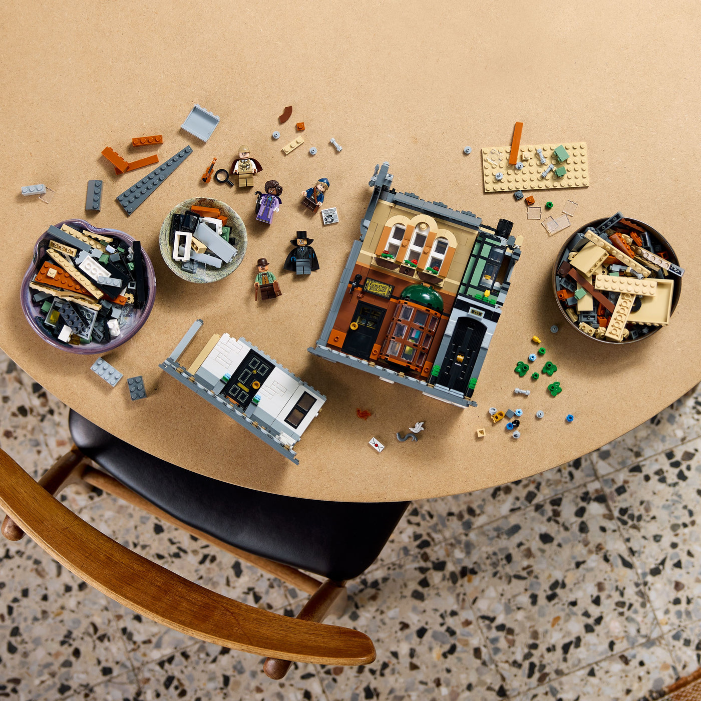 Sherlock Holmes: Book Nook fotografia dall'alto del set lego in costruzione
