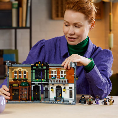 Sherlock Holmes: Book Nook fotografia donna con set lego aperto tra le mani