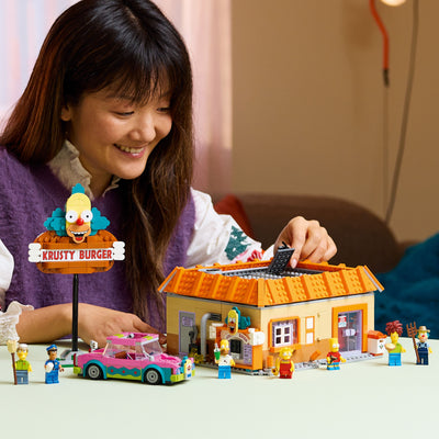 The Simpsons™: Krusty Burger fotografia ragazza che costruisce il set lego