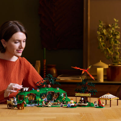 Il Signore degli Anelli: la Contea fotografia del set lego costruito con donna