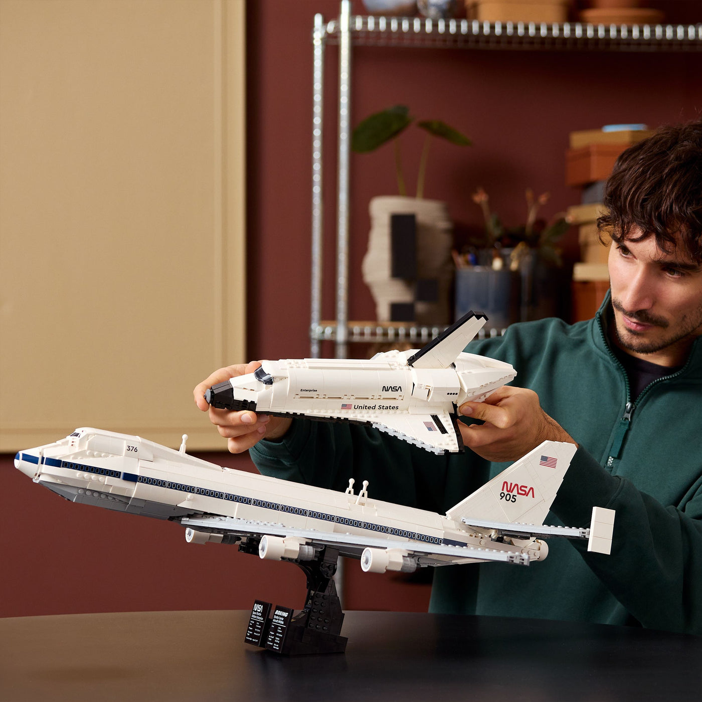 Trasportatore di shuttle fotografia uomo che tiene tra le mani il set lego costruito