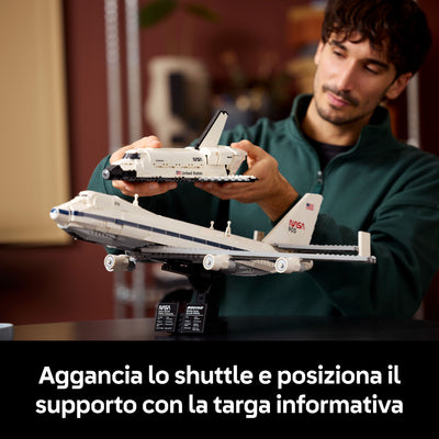 Trasportatore di shuttle fotografia promozionale "Aggancia lo shuttle e posiziona il supporto con la targa informativa"
