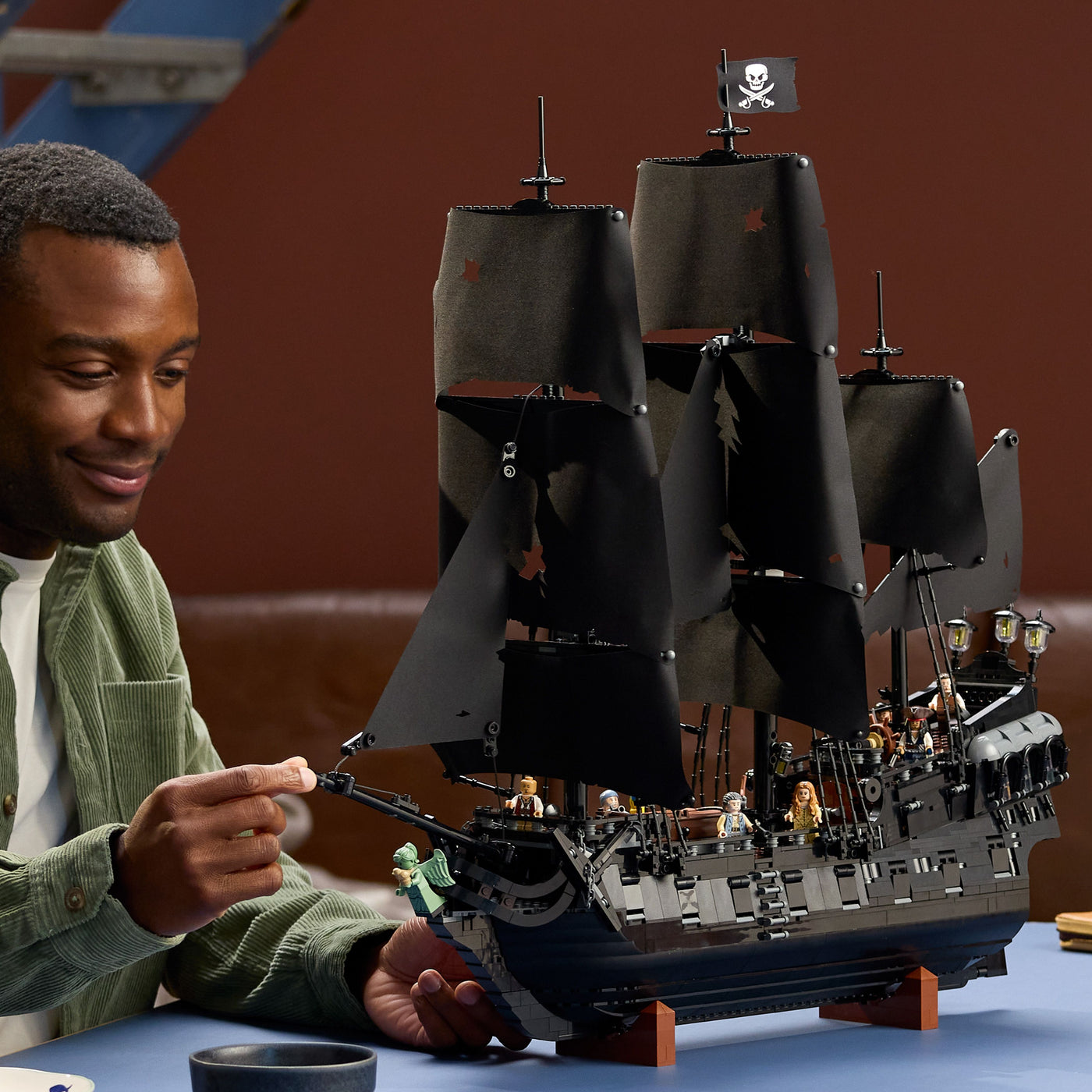 Nave pirata del Capitano Jack Sparrow fotografia ragazzo che tiene il set lego costruito tra le mani