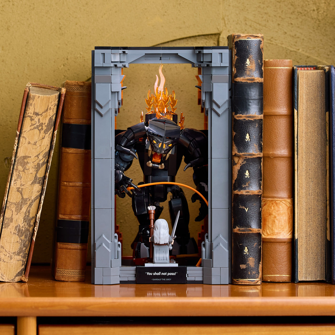 Il Signore degli Anelli: Book Nook del Balrog™ fotografia del set lego tra i libri da esposizione