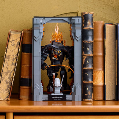 Il Signore degli Anelli: Book Nook del Balrog™ fotografia del set lego tra i libri da esposizione