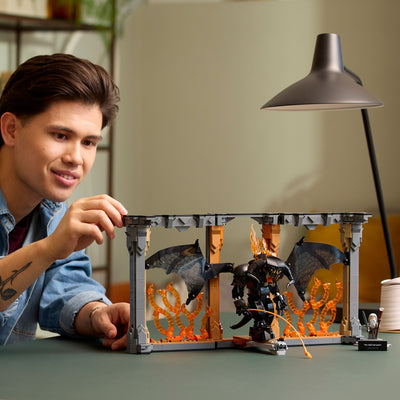 Il Signore degli Anelli: Book Nook del Balrog™ fotografia del set lego aperto con ragazzo