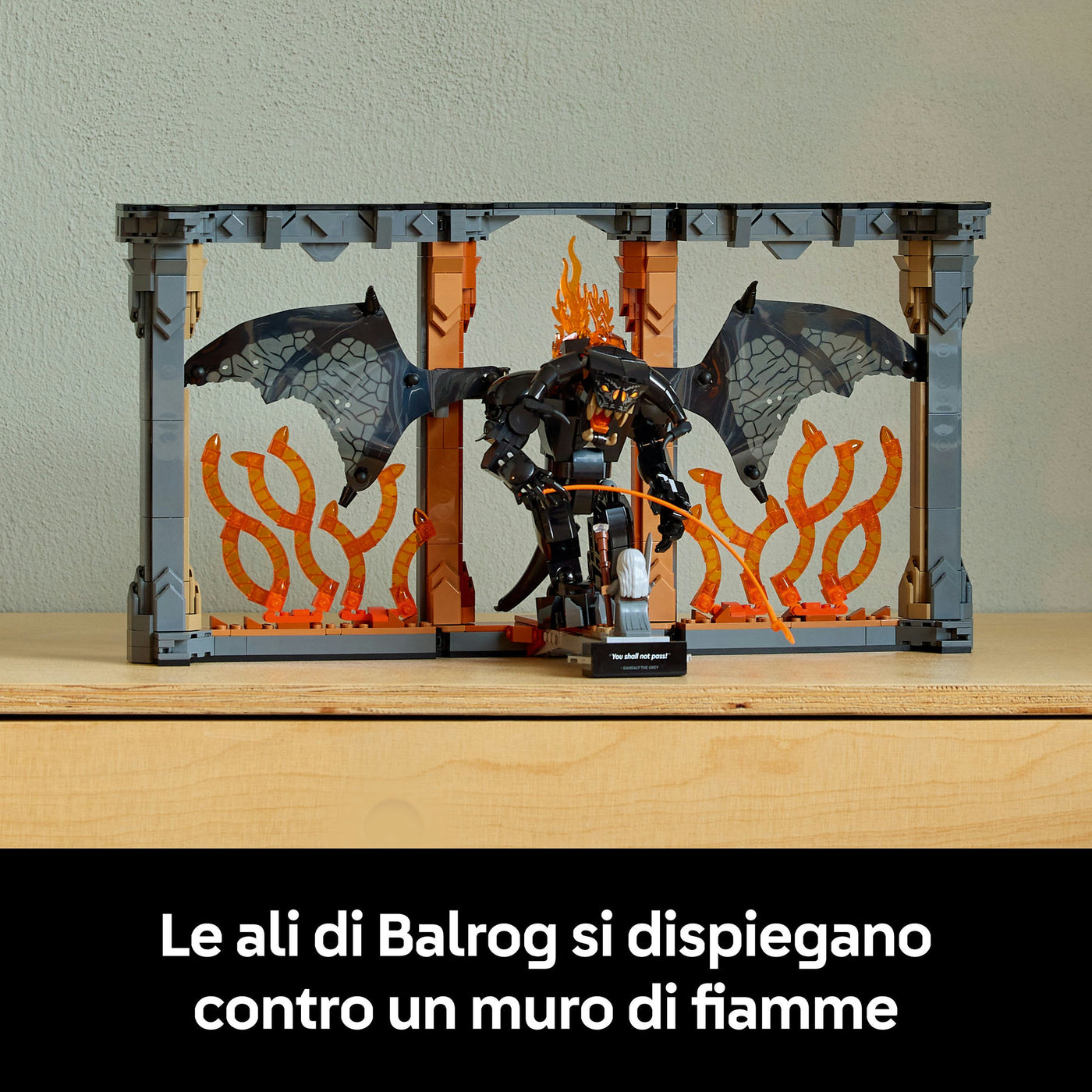 Il Signore degli Anelli: Book Nook del Balrog™ fotografia promozionale "Le ali di Balrog si dispiegano contro un muro di fiamme"