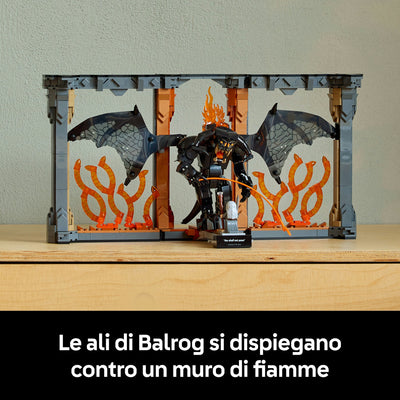 Il Signore degli Anelli: Book Nook del Balrog™ fotografia promozionale "Le ali di Balrog si dispiegano contro un muro di fiamme"