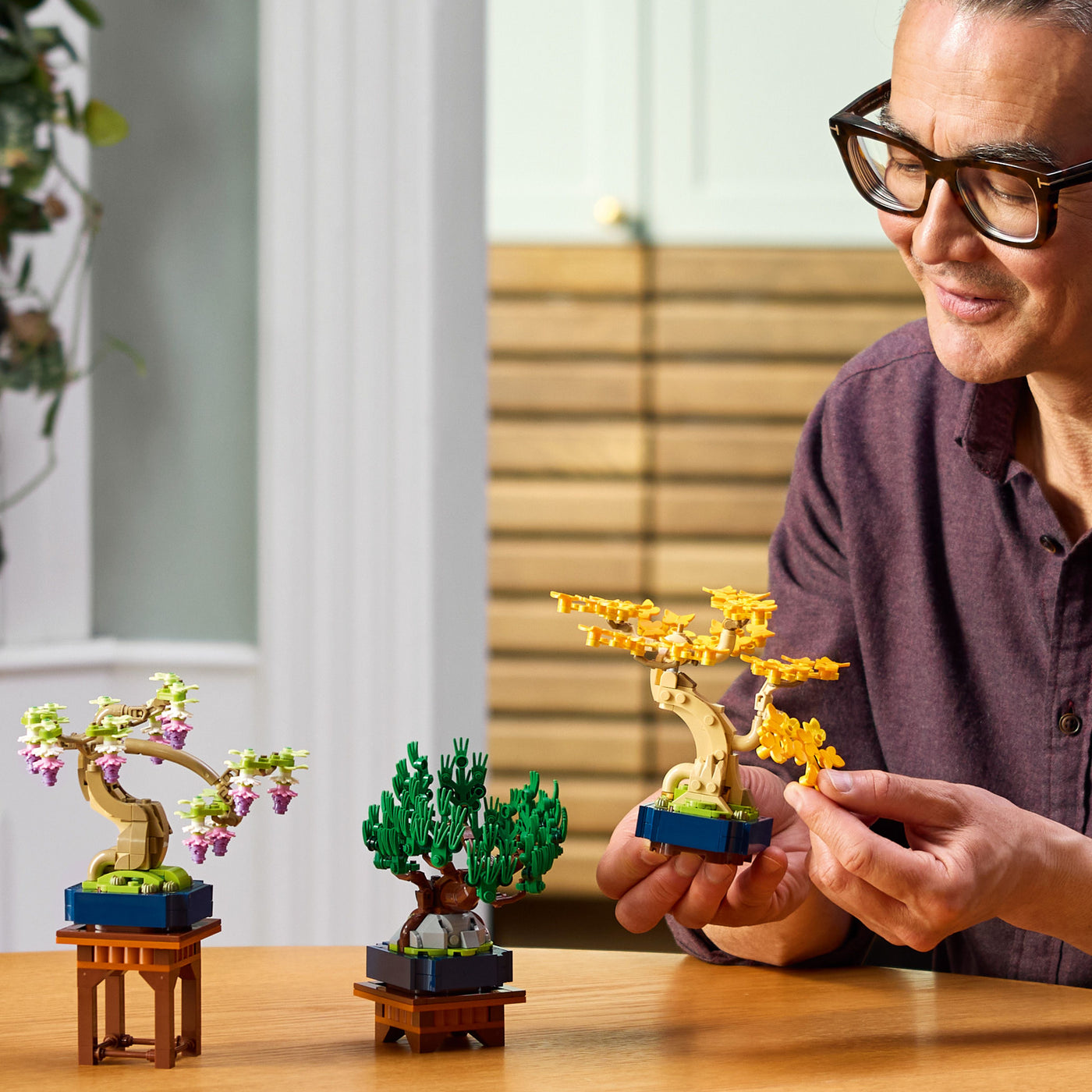 Mini Bonsai fotografia uomo che tiene il set lego tra le mani