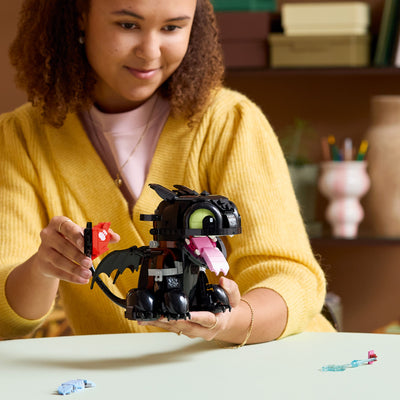 Dragon Trainer: Sdentato fotografia ragazza con il set lego costruito tra le mani