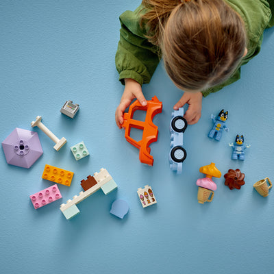 Visita alla gelateria di Bluey fotografia dall'alto del set duplo in costruzione