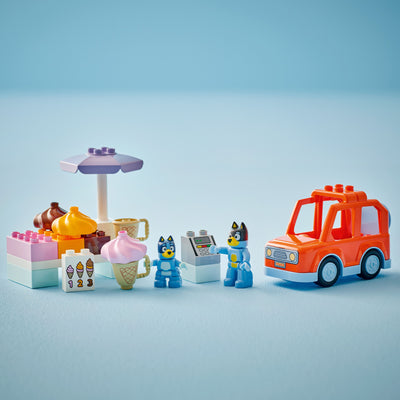 Visita alla gelateria di Bluey fotografia del set duplo con disposizione orizzontale e sfondo azzurro