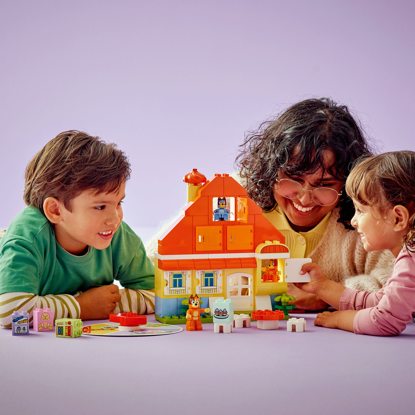 Casa della Famiglia di Bluey con gioco di memoria fotografia donna con bambini che giocano con il set lego costruito