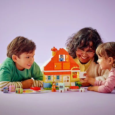 Casa della Famiglia di Bluey con gioco di memoria fotografia donna con bambini che giocano con il set lego costruito