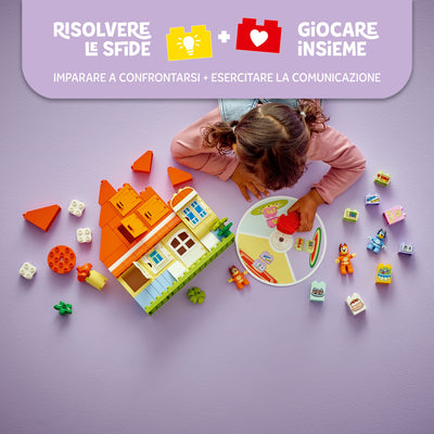 Casa della Famiglia di Bluey con gioco di memoria fotografia dall'alto del set duplo in costruzione con bambina con slogan promozionale