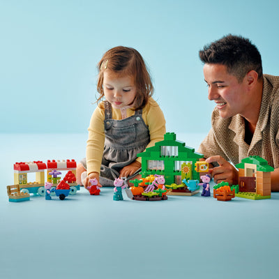 Il giardino e la serra di Nonno Pig fotografia bambina e adulto che giocano con il set lego