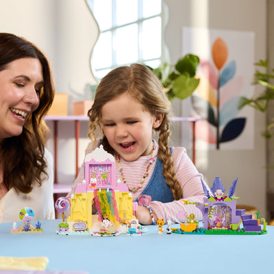Dolce montagna e Giardino di Gattina Fatina fotografia bambina e madre che giocano con il set lego costruito