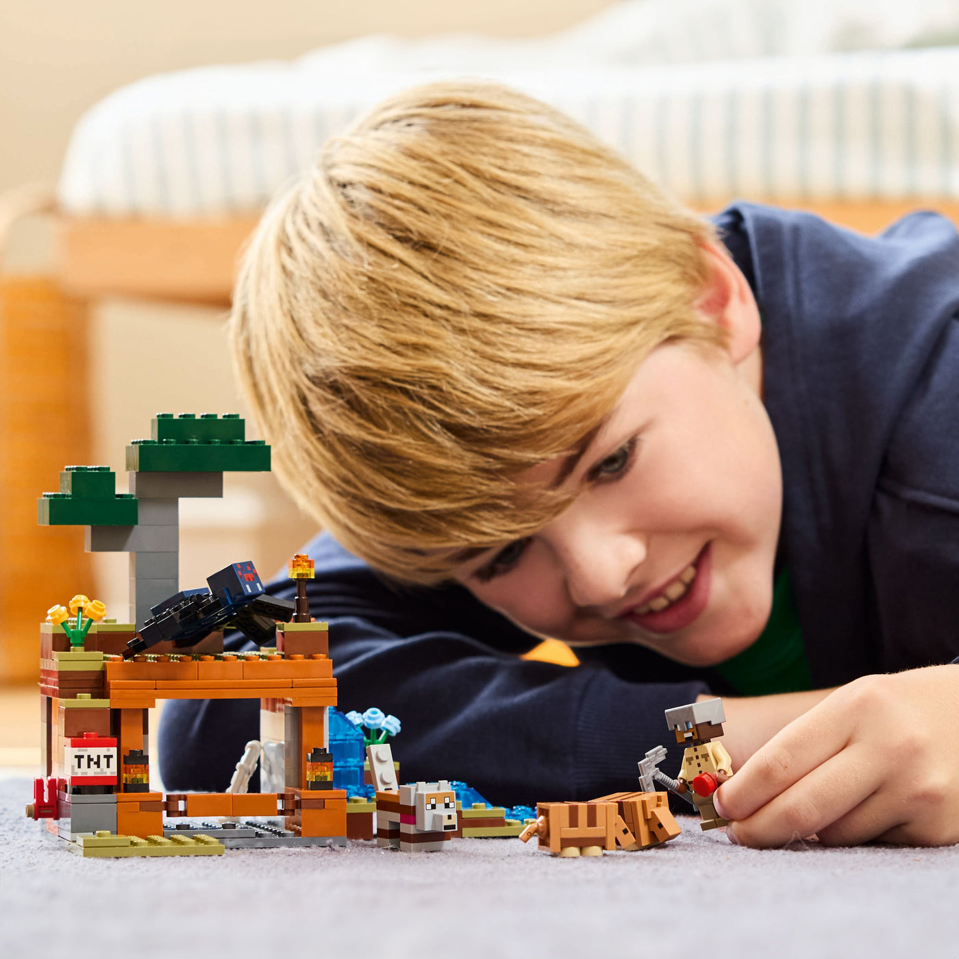 Spedizione nella miniera dell’armadillo fotografia bambino che gioca con il set lego zoom