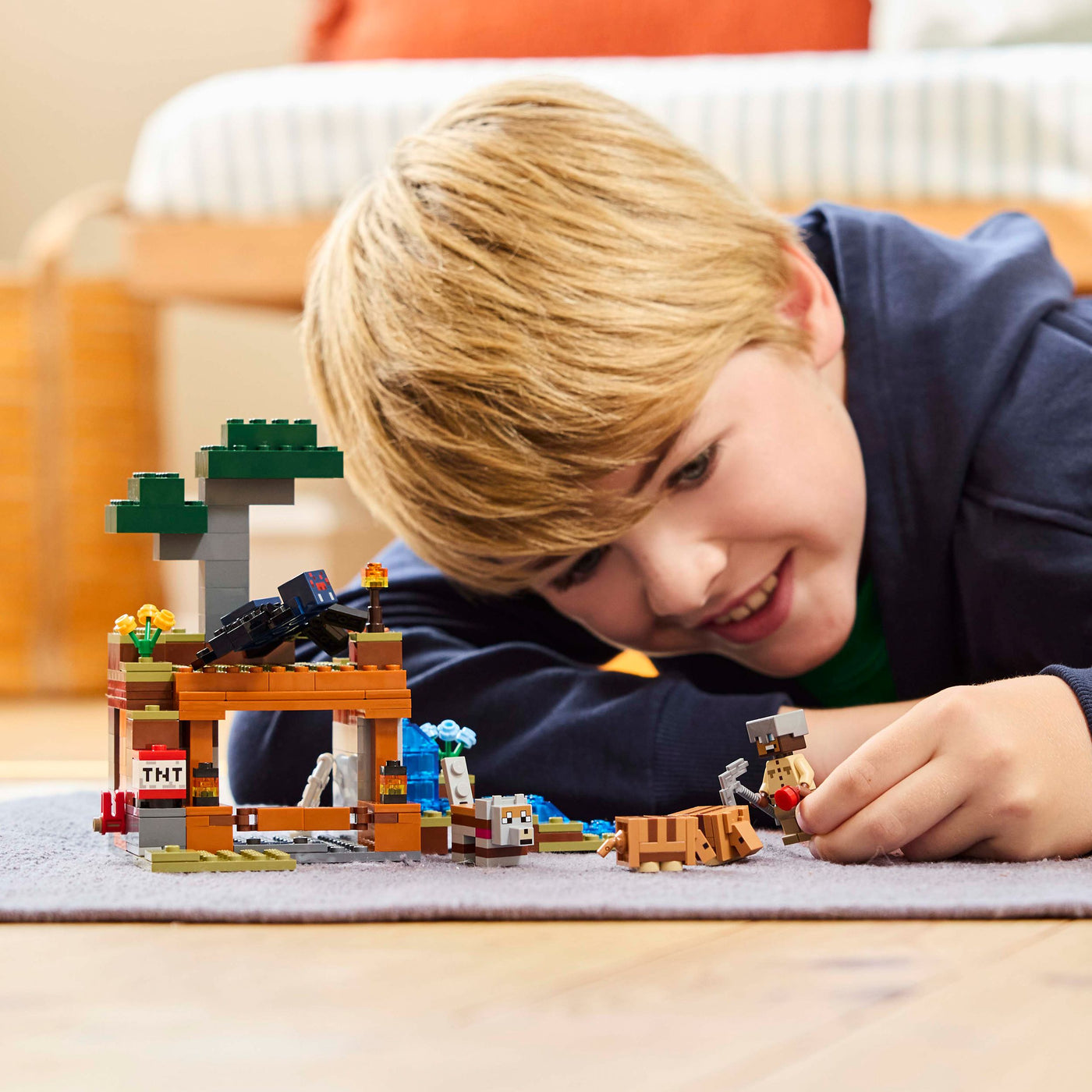 Spedizione nella miniera dell’armadillo fotografia bambino che gioca con il set lego