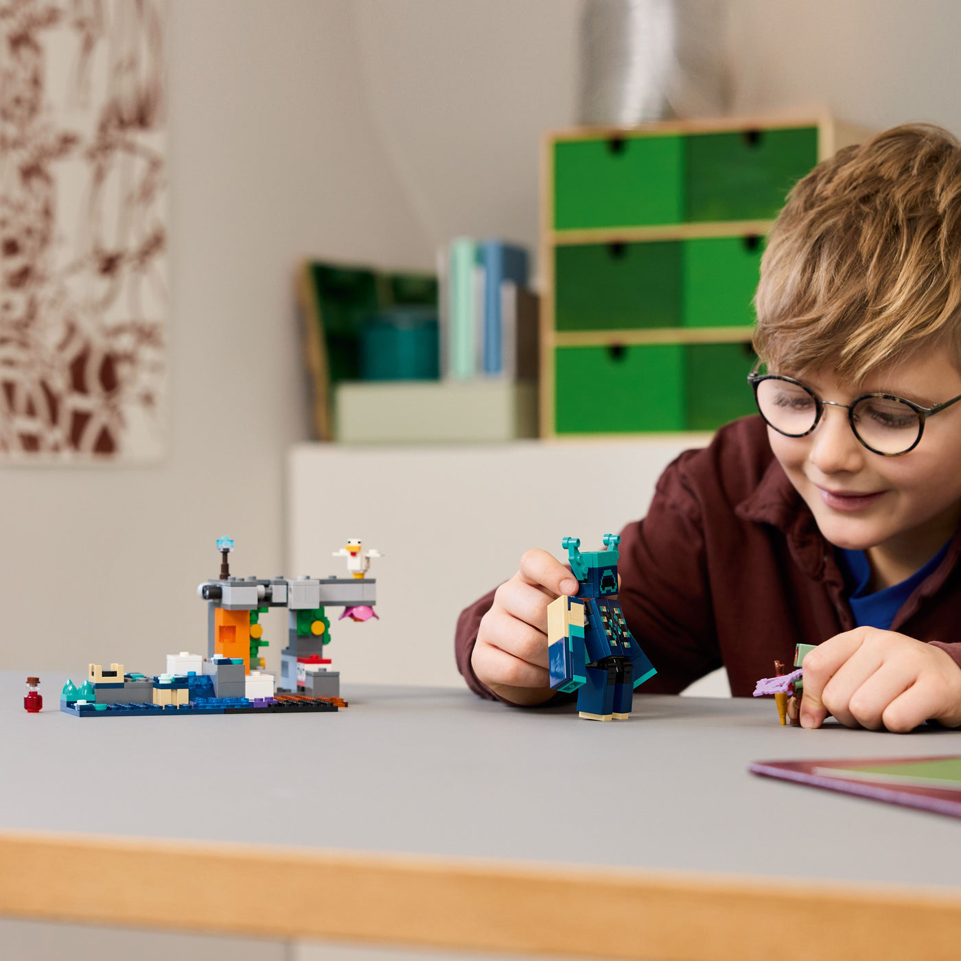 L’incontro con il Sorvegliante fotografia bambino che gioca con il set lego costruito