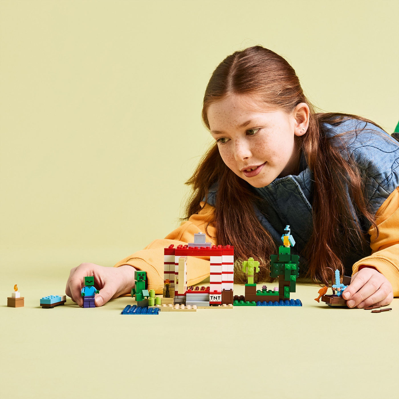 Casa nella giungla esplosiva fotografia ragazzina che gioca con il set lego costruito