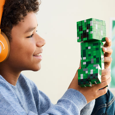 Creeper fotografia ragazzo che tiene in mano il set lego costruito