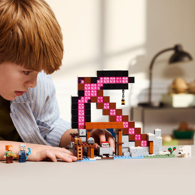 La miniera delle piccozze fotografia bambino che gioca con il set lego