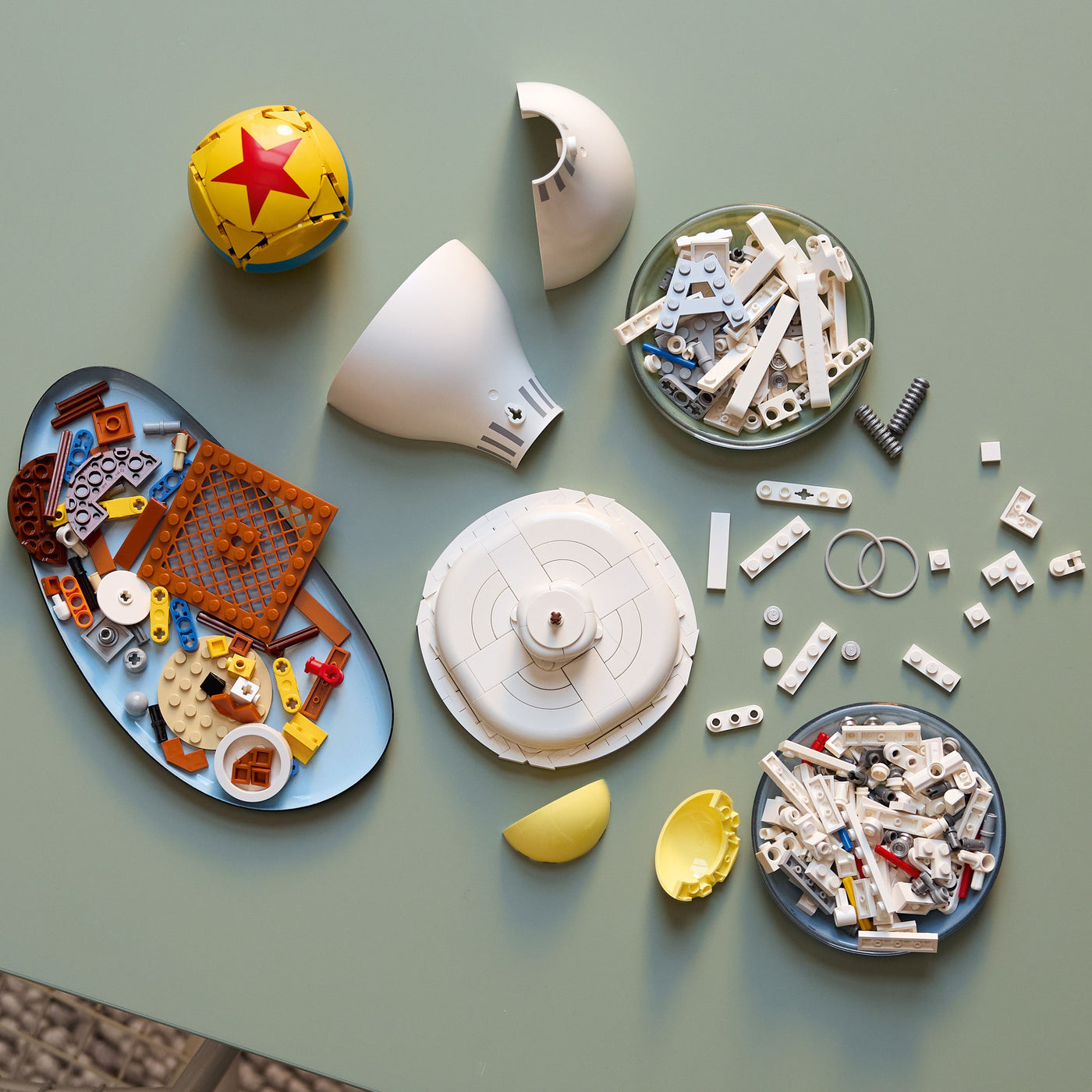 Disney Pixar Luxo Jr. fotografia dall'alto del set lego in costruzione