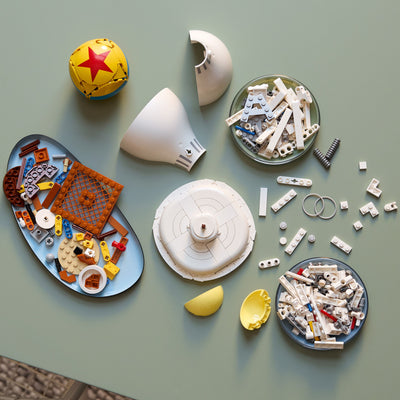 Disney Pixar Luxo Jr. fotografia dall'alto del set lego in costruzione