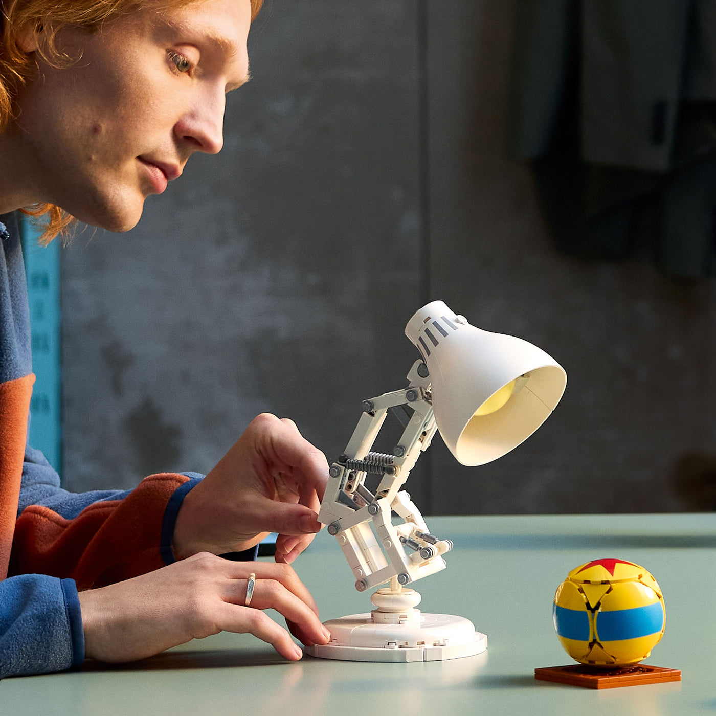 Disney Pixar Luxo Jr. fotografia ragazzo che tiene il set lego tra le mani