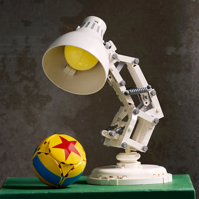 Disney Pixar Luxo Jr. fotografia del set lego costruito in ambiente domestico da esposizione