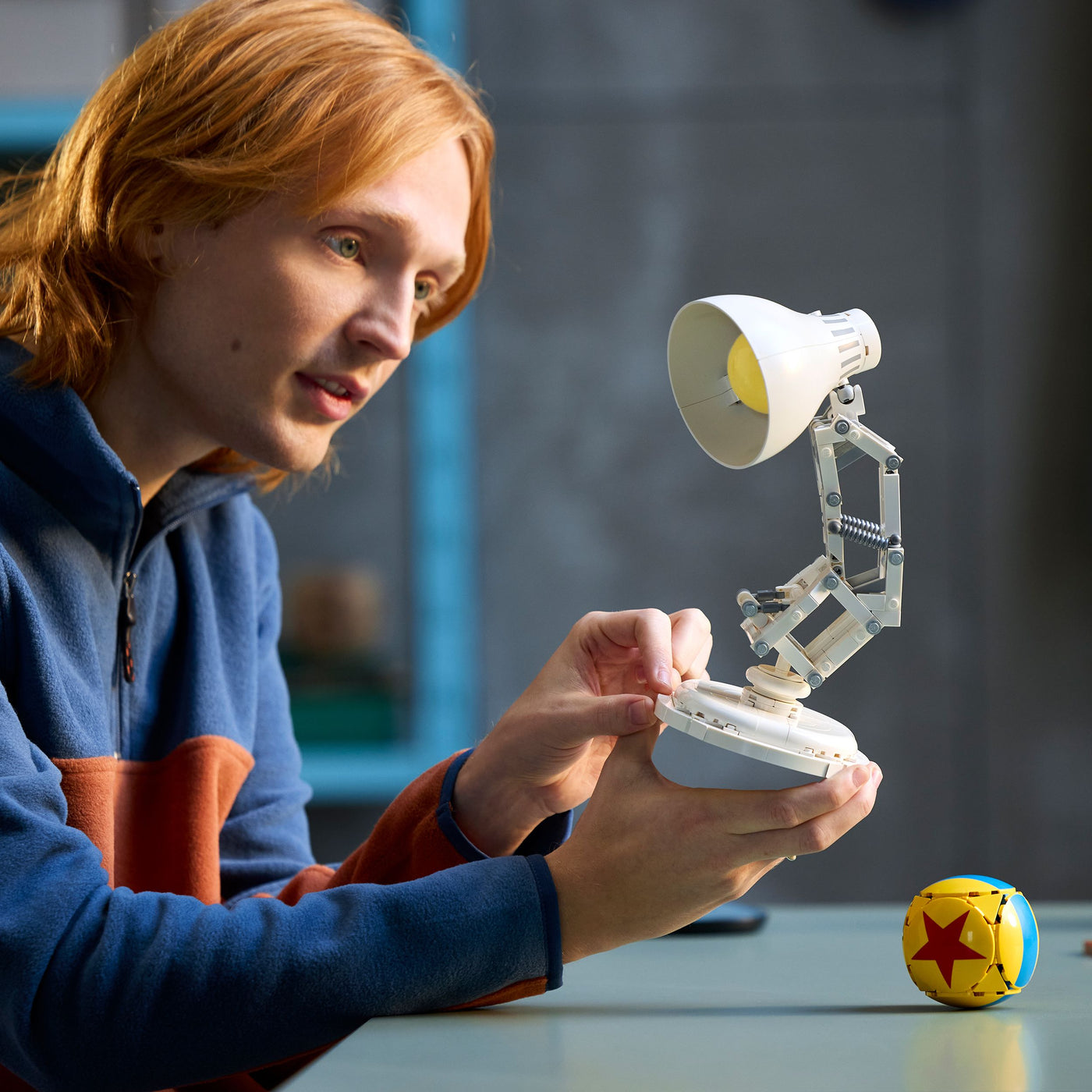 Disney Pixar Luxo Jr. fotografia ragazzo che tiene il set lego tra le mani