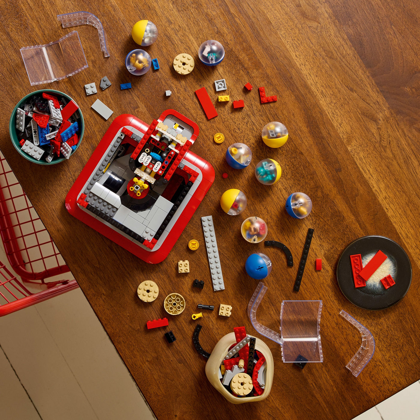 Distributore automatico di minifigure fotografia dall'alto del set lego in costruzione