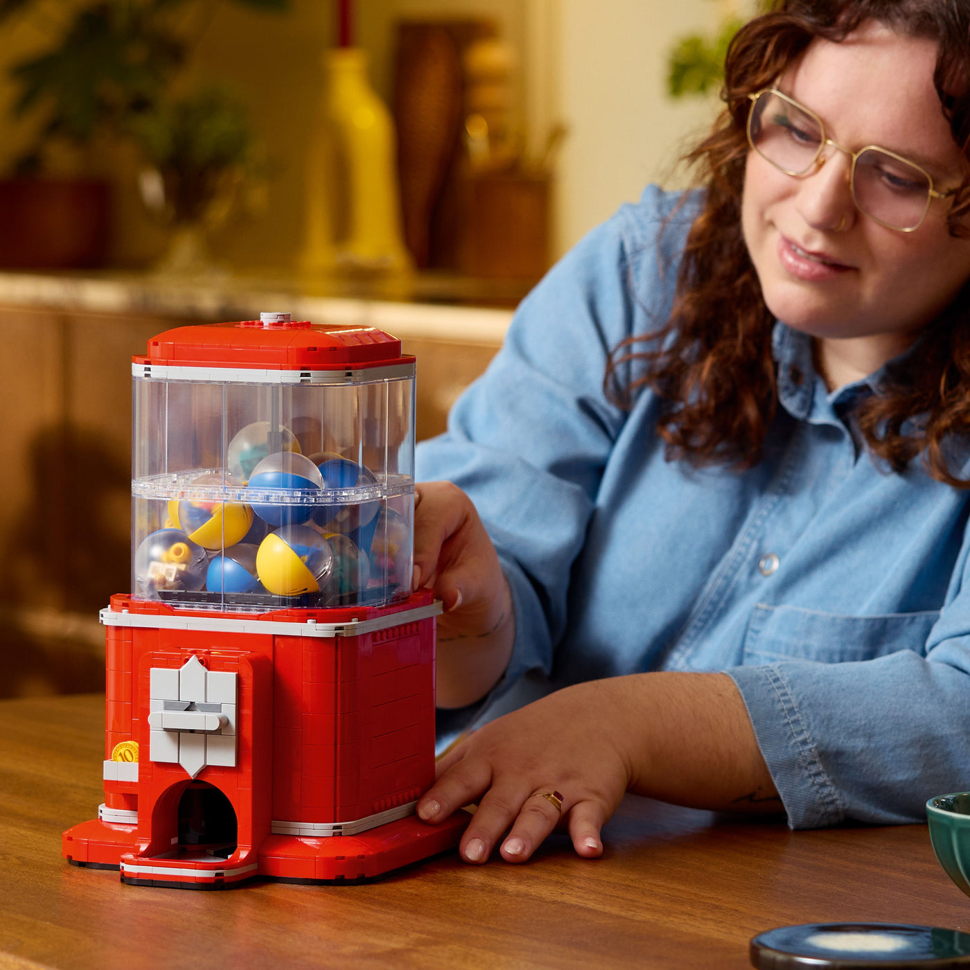 Distributore automatico di minifigure fotografia del set lego costruito con una ragazza che lo tiene