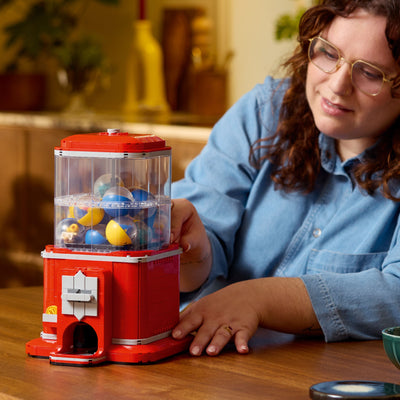 Distributore automatico di minifigure fotografia del set lego costruito con una ragazza che lo tiene