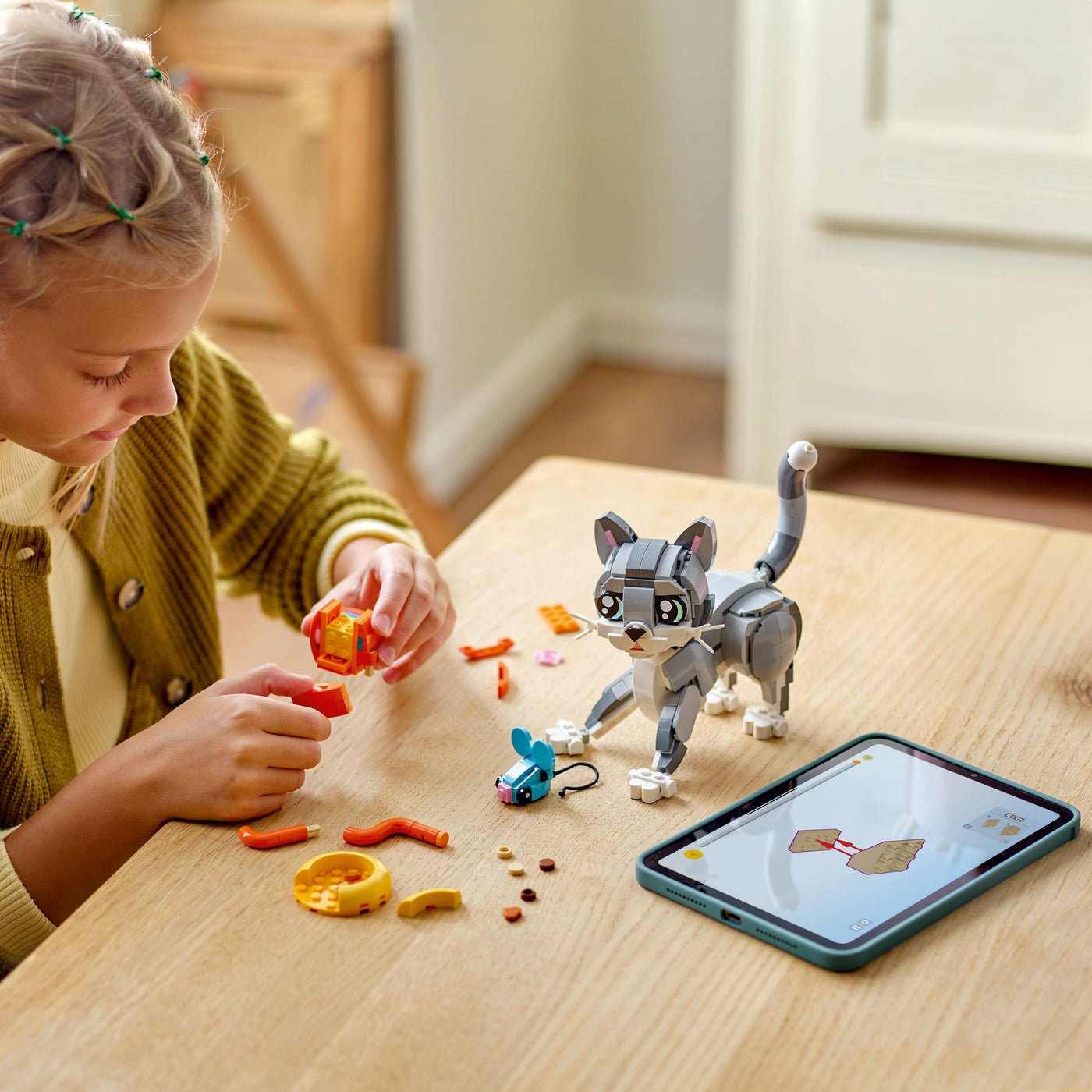 Gatto giocoso fotografia dall'alto del set lego in costruzione