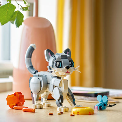 Gatto giocoso fotografia del set lego in ambiente domestico da esposizione