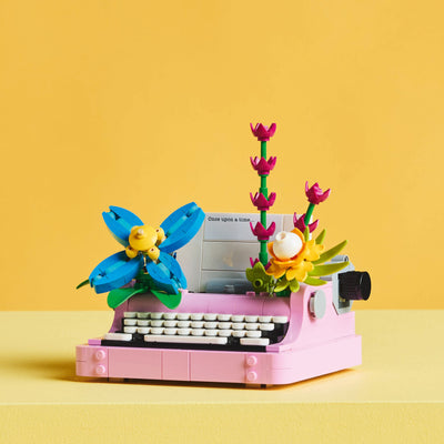 Macchina da scrivere con fiori