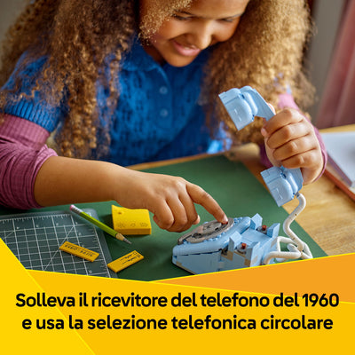 Telefono retrò fotografia bambina che gioca con il set lego "Solleva il ricevitore del telefono del 1960 e usa la selezione telefonica circolare"