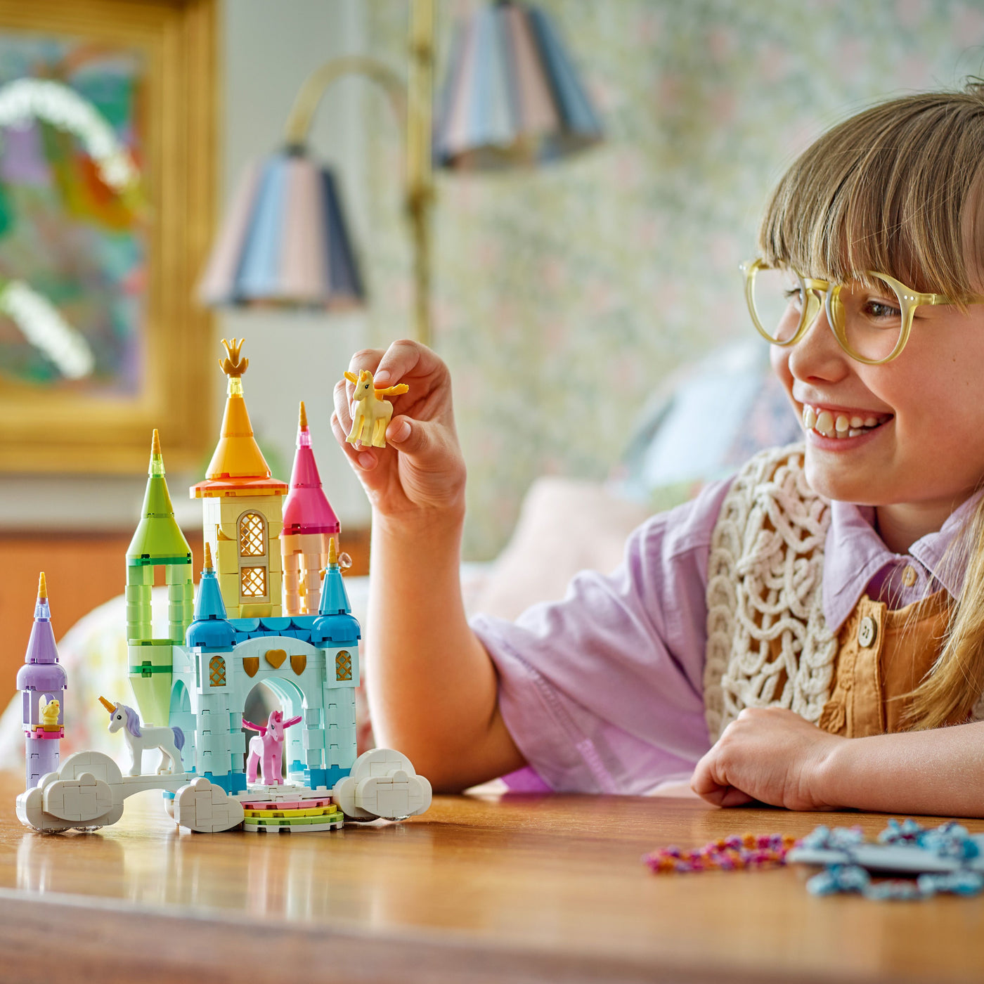 Castello degli unicorni fotografia bambina che gioca con il set lego costruito