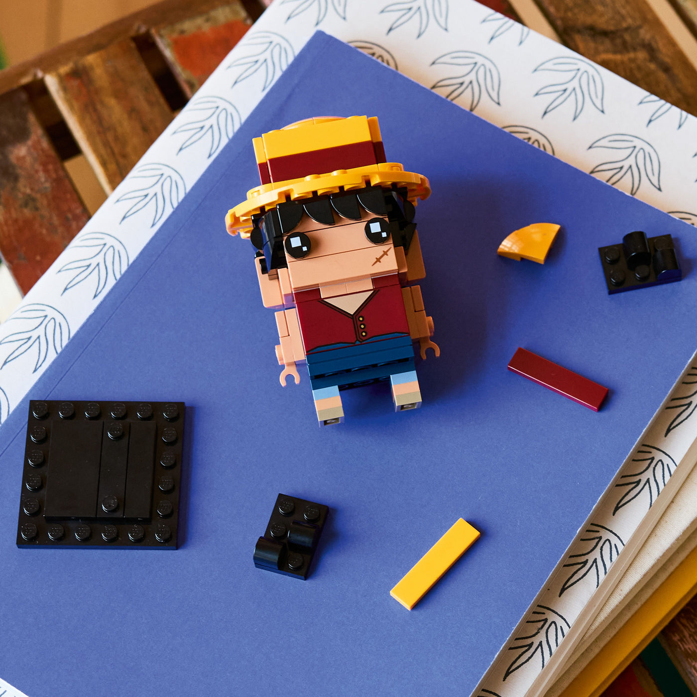Personaggio di Monkey D. Luffy fotografia dall'alto del set lego in costruzione