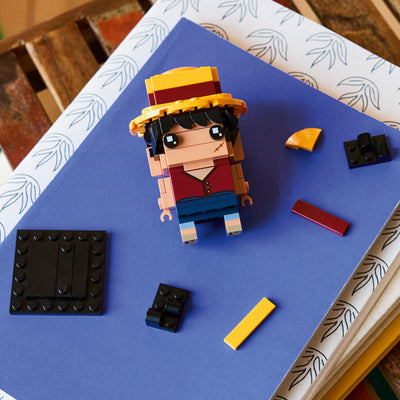 Personaggio di Monkey D. Luffy fotografia dall'alto del set lego in costruzione