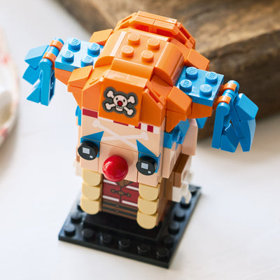 Personaggio di Bagy il Clown fotografia dall'alto del set lego  in ambiente domestico da esposizione
