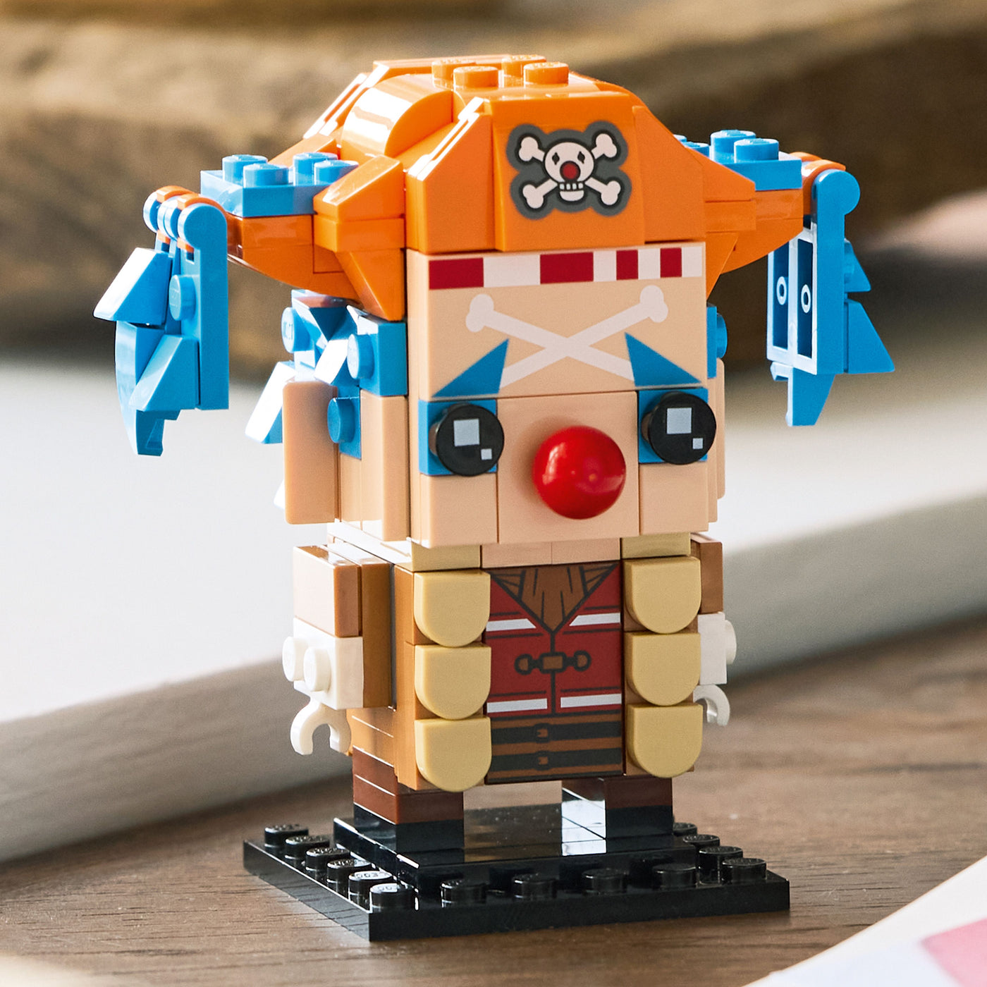 Personaggio di Bagy il Clown fotografia con prospettiva laterale del set lego costruito in ambiente domestico da esposizione