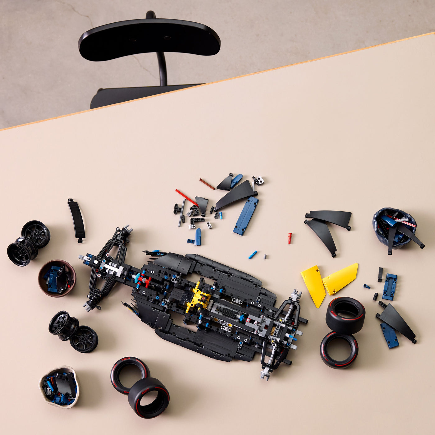 Monoposto F1 Oracle Red Bull Racing RB20 fotografia dall'alto del set lego in costruzione