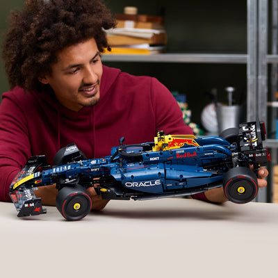 Monoposto F1 Oracle Red Bull Racing RB20 fotografia uomo che tiene tra le mani il set lego costruito